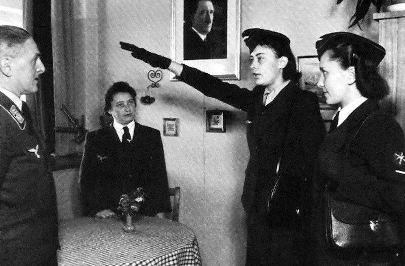 Hitlers murderesses, role of women in Nazi death squads