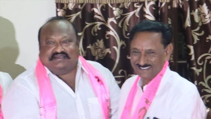 karimnagar congress leader joins trs presence of minister gangula kamalakar karimnagar congress leader joins trs presence of minister gangula kamalakar