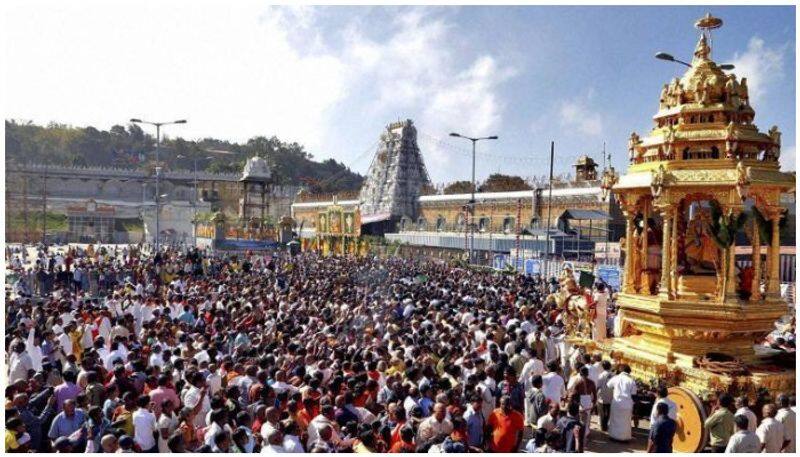 women devotee attacked by priest at chidambaram nadrajar temple