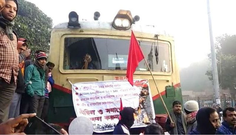 এ দিন সকাল থেকেই শিয়ালদহ এবং হাওড়া শাখার বিভিন্ন স্টেশনে অবরোধ শুরু হয়। ফলে আটকে পড়ে বহু লোকাল এবং দূরপাল্লার ট্রেন। সমস্যায় পড়েন যাত্রীরা।
