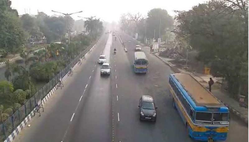 সকাল থেকে বেসরকারি বাস- মিনিবাসও রাস্তায় সেভাবে বের হয়নি। সরকারি বাস থাকলেও ছিল প্রয়োজনের তুলনায় অপ্রতুল। দেখা মেলেনি ট্যাক্সি, অ্যাপ ক্যাব-এর।