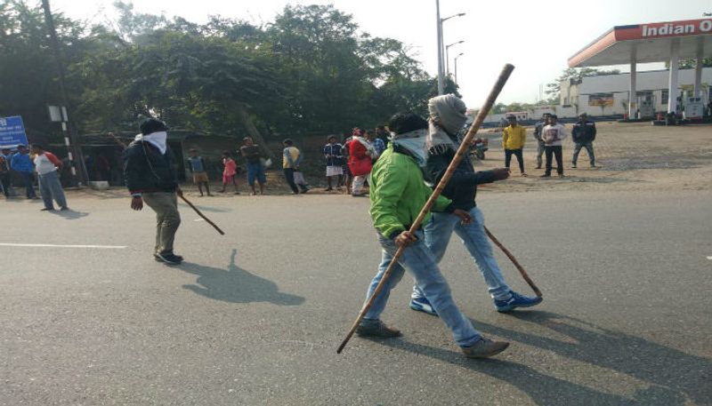 দুর্গাপুরেই লাঠি হাতে বনধ সমর্থকদের দাপাদাপি।