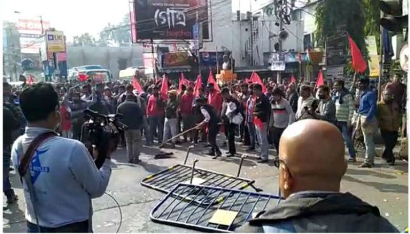 যাদবপুর এইট বি মোড়ে বেশ কয়েকজন বনধ সমর্থককে গ্রেফতার করে পুলিশ।