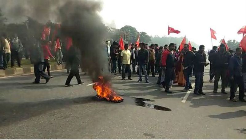 দুর্গাপুরে টায়ার জ্বালিয়ে পথ অবরোধ বনধ সমর্থকদের।