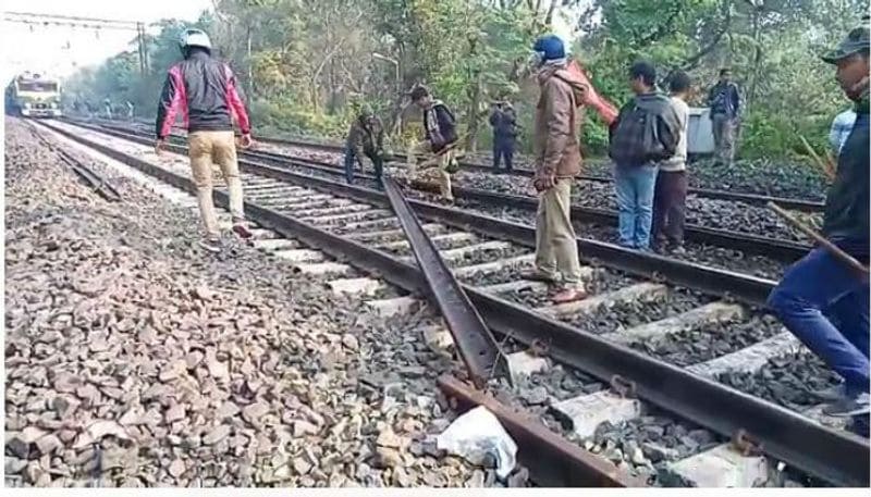 হাওড়া শাখায় রেল লাইনের উপরে লোহার পাত ফেলে ট্রেন আটকানোর চেষ্টা। লাইন পরিষ্কার করছে রেল পুলিশ।