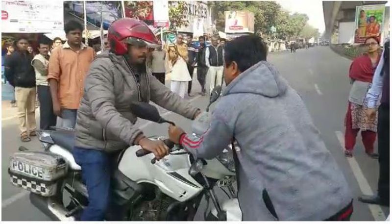 পুলিশের সঙ্গে সরাসরি সংঘাতে জড়ান বনধ সমর্থকরা। বেহালায় এক পুলিশকর্মীকে বাইক নিয়ে যেতে বাধা এক বনধ সমর্থকের।