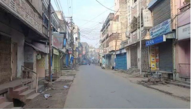 বনধের ব্যাপক প্রভাব পুরুলিয়াতে। বন্ধ দোকানপাট।