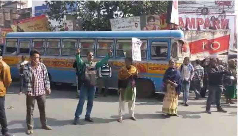 কলকাতা সহ জেলার একাধিক জায়গায় হয় পথ অবরোধ। বেহালার চোদ্দ নম্বর বাসস্ট্যান্ডে এসইউসিআই-এর অবরোধ।