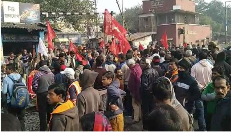 দক্ষিণ চব্বিশ পরগণার নুঙ্গি, মগরাহাট, চম্পাহাটি, ডায়মন্ড হারবার সহ একাধিক জায়গায় রেল অবরোধ হয়।