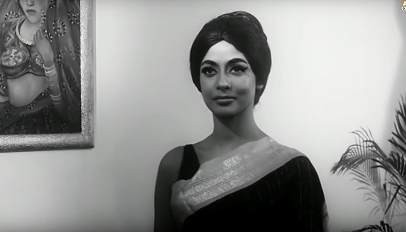 চৌরঙ্গি (১৯৬৮)- চৌরঙ্গি ছবিতে করবী গুহর চরিত্র আজও সকলের মনে জীবন্ত। অনবদ্য লুক, স্টাইল ও চরিত্রের উপস্থাপনাতে বাজিমাত করেছিলেন সুপ্রিয়া দেবী।