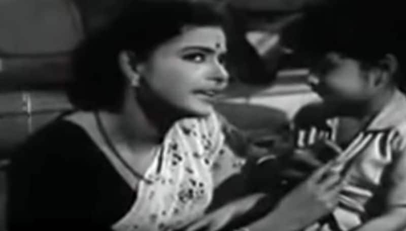 বেগানা (১৯৬৩)- কেবল টলিউড নয়, বলিউডেও ছবি করে দর্শকদের নজর কেড়েছিলেন সুপ্রিয়া দেবী। ধর্মেন্দ্রর বিপরীতে এই ছবিতে অভিনয় করেছিলেন সুপ্রিয়া দেবী।