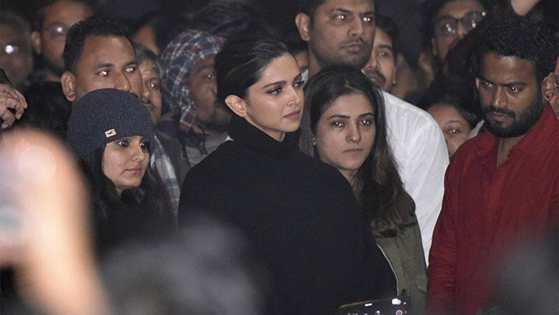 Bollywood actress deepika padukone  has support to NJU student protest for they brutally attacked by goons