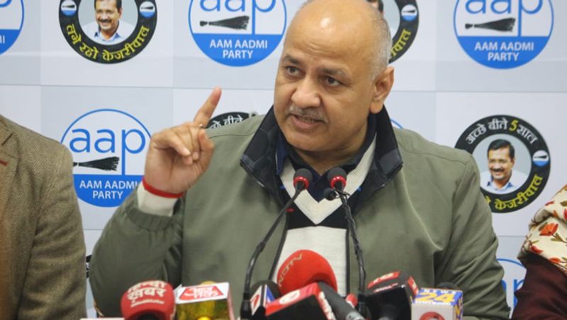 उपमुख्यमंत्री मनीष सिसेादिया के पास केवल 20 हजार नगद है, जबकि उनकी पत्नी सीमा सिसोदिया के पास 10,000 रुपए हैं। उनकी पत्नी सीमा के दो खाते हैं जिसमें से एक में 29,344 जमा है तो दूसरे खाते में 21,320 रूपए जमा है।