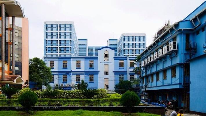 Hanging body of youth found from tree in RG Kar Hospital Hanging body of youth found from tree in RG Kar Hospital