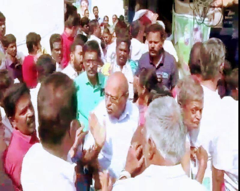 clash between admk and ammk party cadres at dindugal regarding  pongal gift distribution