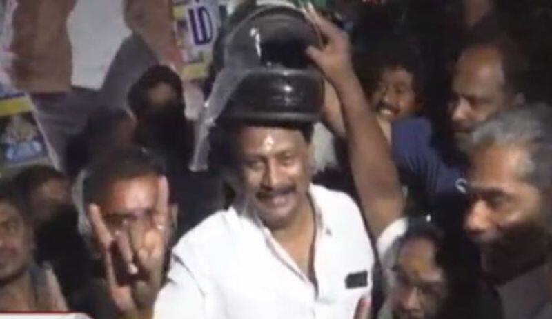 200 helmet given to rajinikanth fans in  selam