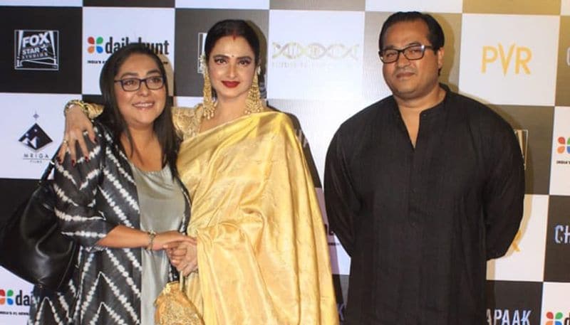 ছবির প্রযোজকের সঙ্গে এদিন পোজ দিয়ে ছবি তুললেন দীপিকা পাড়ুকোন। তাঁর হাত ধরেই এক নয়া চরিত্রে অভিনয়ের সুযোগ পেয়েছেন দীপিকা। ছবির প্রস্তাব পাওয়া মাত্রই খুশি ছিলেন তিনি।