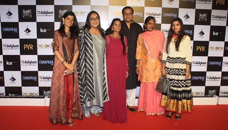 এদিন বিশেষ আমন্ত্রণ পত্র পেয়েছিলেন অ্যাসিড আক্রান্তরা। তাঁদেরকে পাশে নিয়েই এদিন ছবিটি দেখলেন দীপিকা পাড়ুকোন সহ ছবি অন্যান্য সদস্যরা।