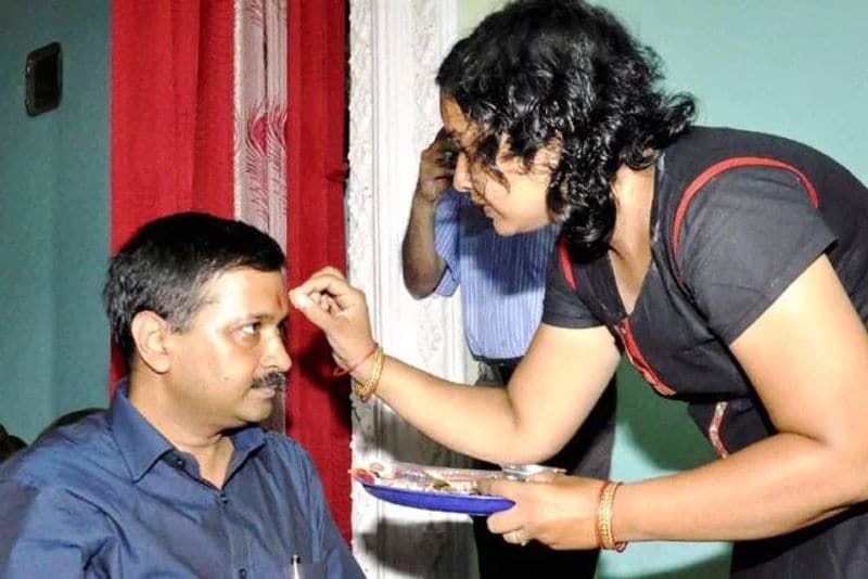 अरविंद केजरीवाल के भाई का नाम मनोज है। वह भी सॉफ्टवेयर इंजीनियर है और पुणे (महाराष्ट्र) में आईबीएम (IBM) कंपनी में कार्यरत हैं। वह अपने भाई जो दिल्ली के मुख्यमंत्री है उनसे कोई मदद नहीं मांगते हैं और पुणे में ही सपरिवार रहते हैं। इतना ही नहीं केजरीवाल की बहन रंजना (BHEL) कंपनी हरिद्वार में डॉक्टर के पद पर काबिज हैं।