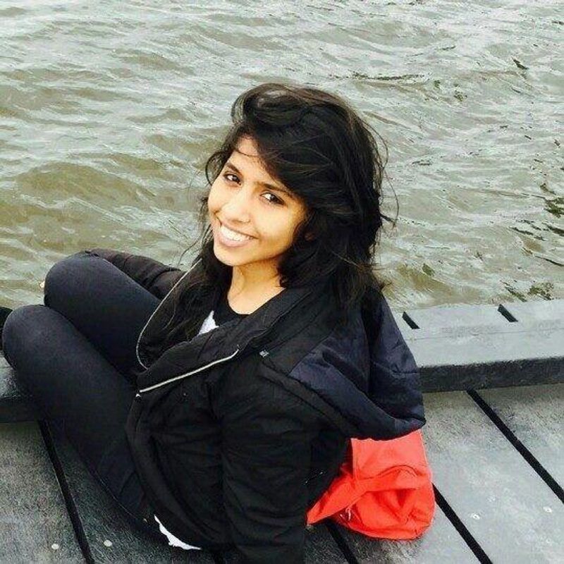 केजरीवाल की बेटी हर्षिता भी इंजीनियर हैं। उन्होंने 12वीं की क्लास में 96 पर्सेंट मार्क्स लाकर सबको चौंका दिया था। वो एक मल्टी नेशनल कंपनी में काम कर रही हैं। पिता के चुनाव प्रचार के लिए वो वोट मांगती नजर आईं।