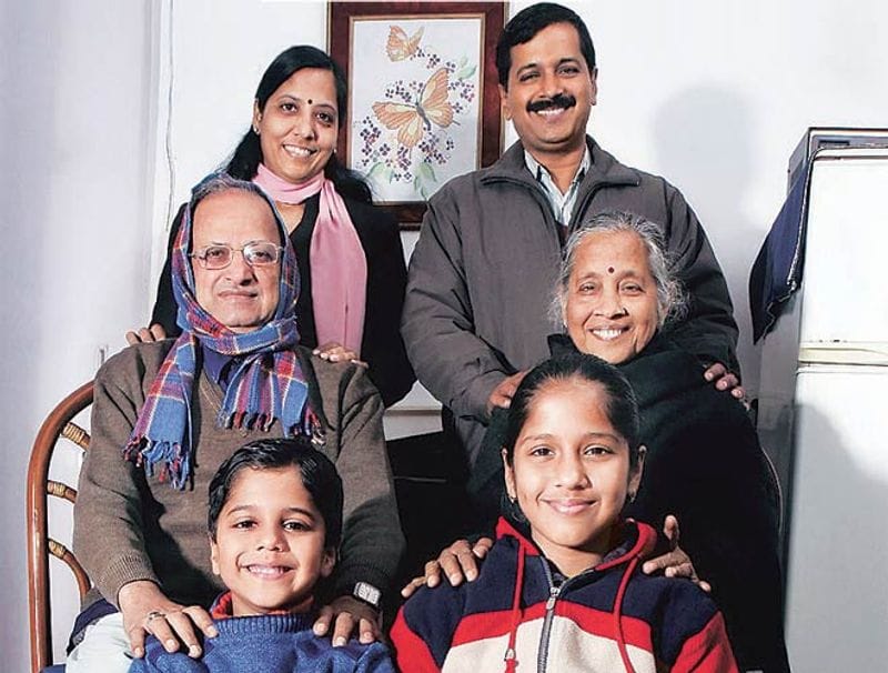 वे अपने तीन भाई-बहनों में सबसे बड़े हैं। उनके पिता गोविंद भी एक इंजीनियर रहे हैं जिन्होंने पिलानी के बिड़ला इंस्टीट्यूट ऑफ टेक्नोलॉजी एंड साइंस से डिग्री ली थी।