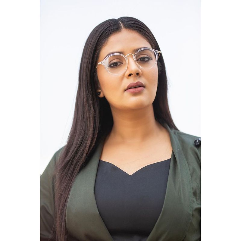 sree mukhi instagram glamour pics