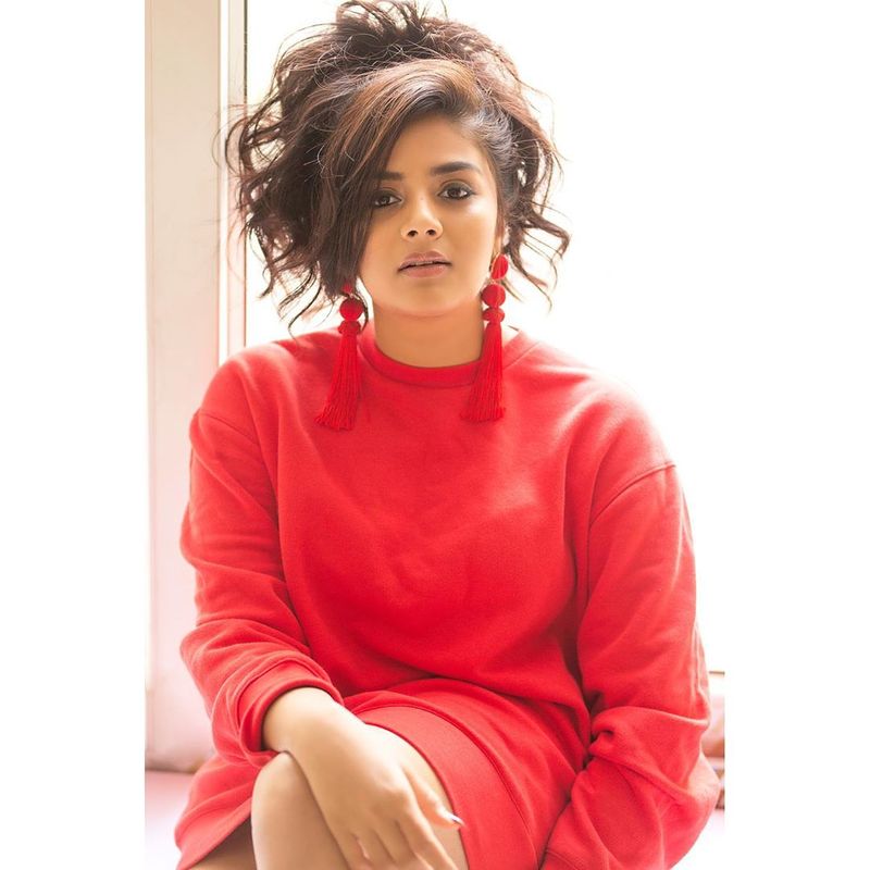 sree mukhi instagram glamour pics