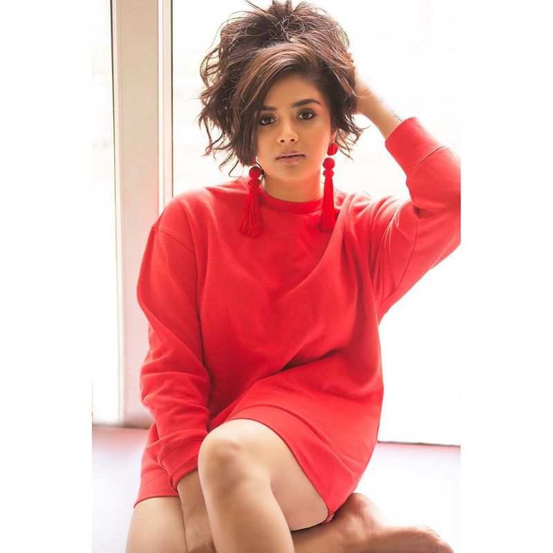 sree mukhi instagram glamour pics