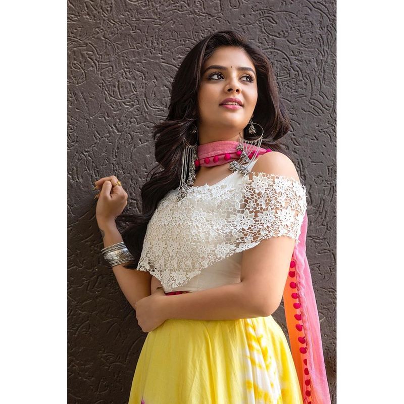 sree mukhi instagram glamour pics