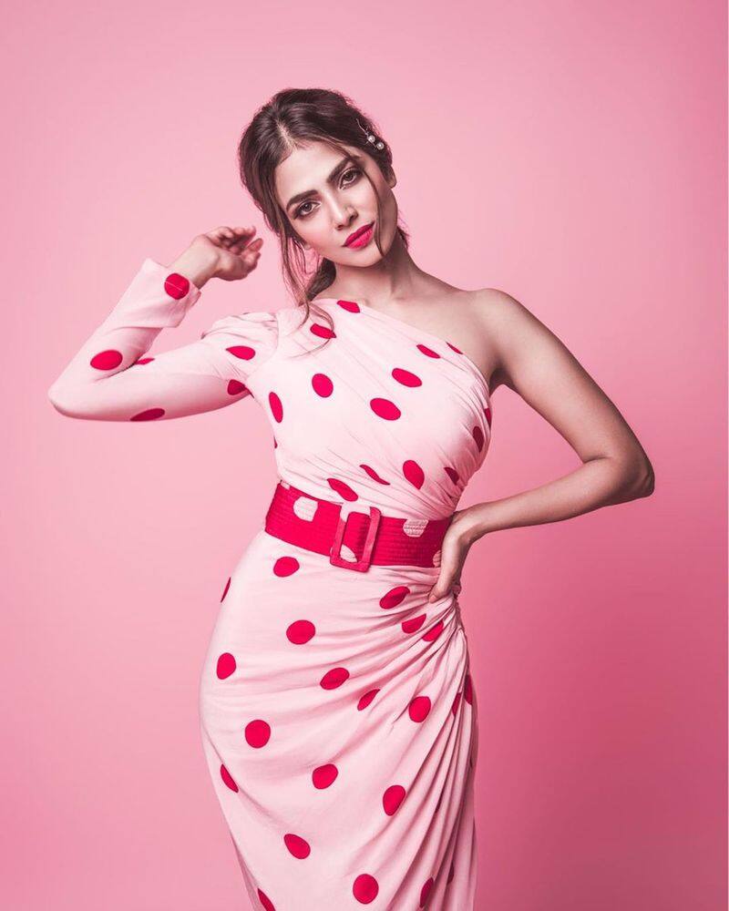 Master Heroine Malavika Mohanan Hot Pink Dress Photoshoot Going Viral In Social Media
