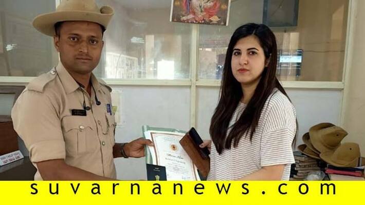 Lady from Kashmir got back her lost documents with help of bangalore constable Lady from Kashmir got back her lost documents with help of bangalore constable