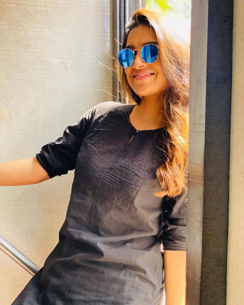 Actress Vani Bhojan Cute Stylish Photo With Cooling Glass Going Viral