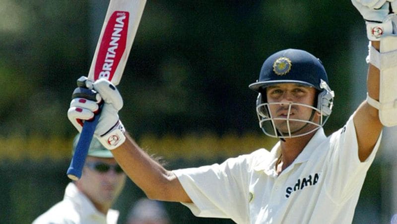 राहुल के 2008 के दौरे पर जब दर्शकों ने ताली बजाई तो उन्होंने भी जवाब में अपना बल्ला हवा में उठाकर लहरा दिया था।