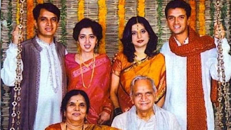 राहुल द्रविड़ के पिता का नाम शरद द्रविड़ है। द्रविड़ की माता का नाम पुष्पा है। द्रविड़ के पिता जैम बनाने वाली कंपनी में काम करते थे।