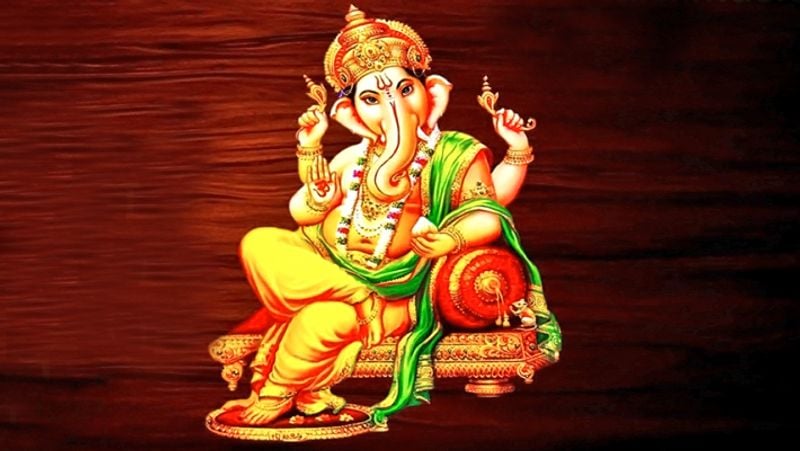 পুজোর জন্য সব সময় মাটির বা পিতলের মূর্তিই শ্রেয়। তাই স্টোনডাস্টের, বা ধাতুর তৈরি মূর্তি ঘরে সাজিয় রাখার জন্য উপযুক্ত।
