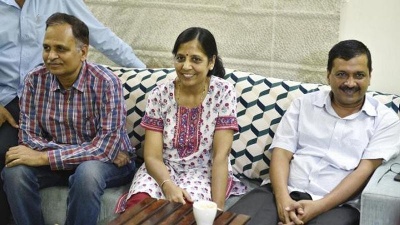 सुनीता को अरविंद केजरीवाल के भीतर एक साफ दिल वाला साहसी और निष्पक्ष व्यक्ति नजर आया। सुनीता हमेशा चाहती थीं कि उनका लाइफ पार्टनर ईमानदार होने के साथ देशसेवा को भी प्राथमिकता देने वाला हो। दोनों राजस्व सेवा में चयनित हो चुके थे इसलिए दोनों के परिवार वालों ने आसानी से इस रिश्ते के लिए हां कर दिया था। फिर शादी तक बात पहुंच गई।
