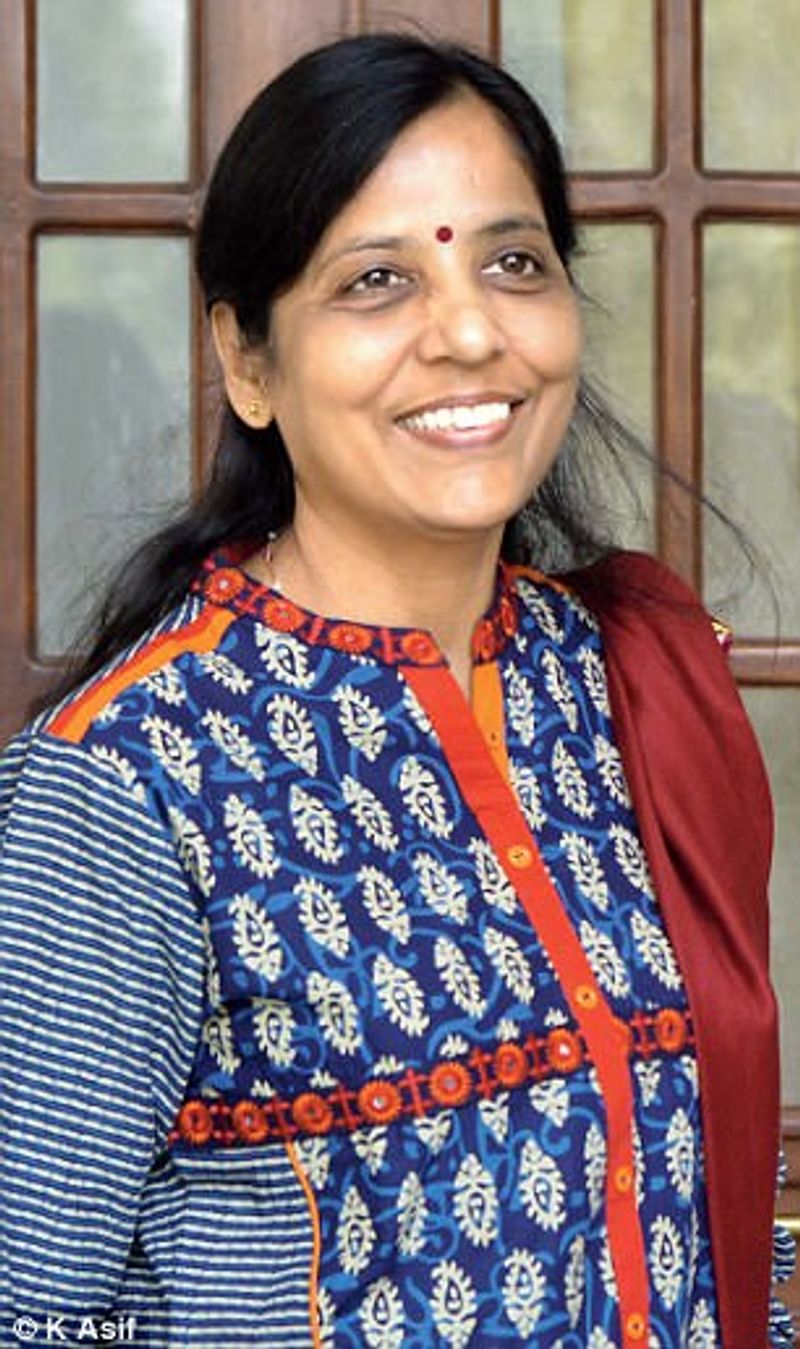 शादी के बाद भी मिसेज केजरीवाल काफी समय तक अधिकारी पद पर कार्यरत रहीं। मिसेज केजरीवाल का सपोर्ट ही है जो आज अरविंद केजरीवाल दिल्ली संभाल रहे हैं। वजह उनकी पत्नी का चट्टान बन खड़े रहना हैं, अकेले घर संभालना है।