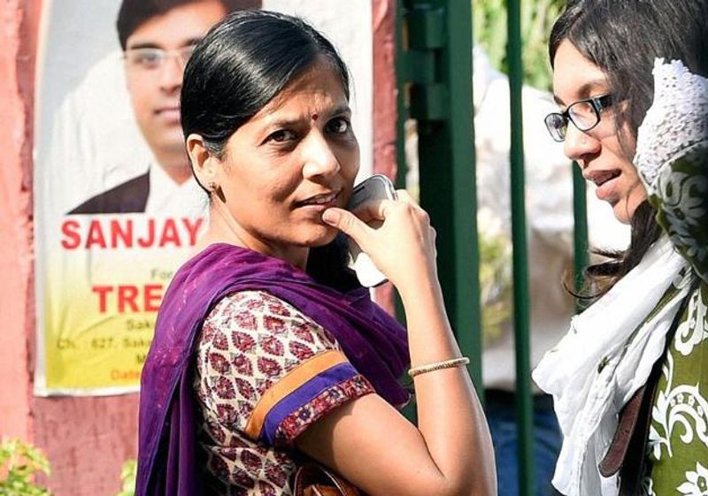 Delhi Election 2020 Arvind Kejriwal Nomination daughter harshita asking vote door to door campaign kpt