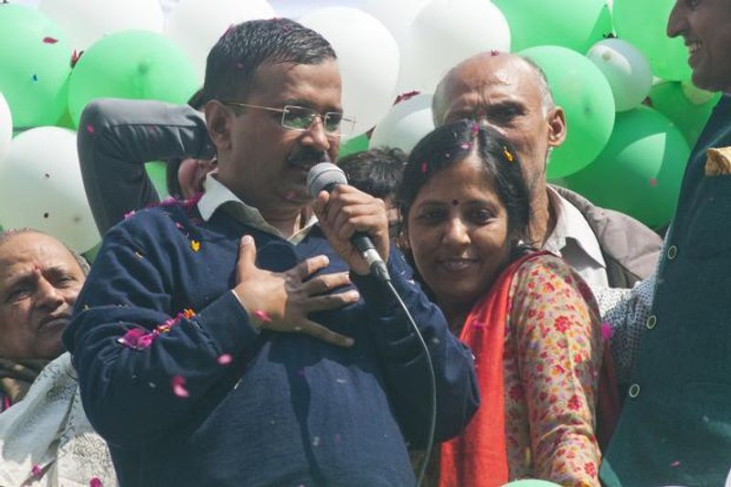 अरविंद केजरीवाल और उनकी पत्नी सुनीता केजरीवाल के प्यार की कहानी दिल छू देने वाली है। सीधे-साधे नजर आने वाले सीएम केजरीवाल अपनी पत्नी को प्रपोज करने की हिम्मत ही नहीं जुटा पाए थे। ये बात खुद केजरीवाल ने अपनी लव स्टारी सुनाते वक्त साझा की थी।