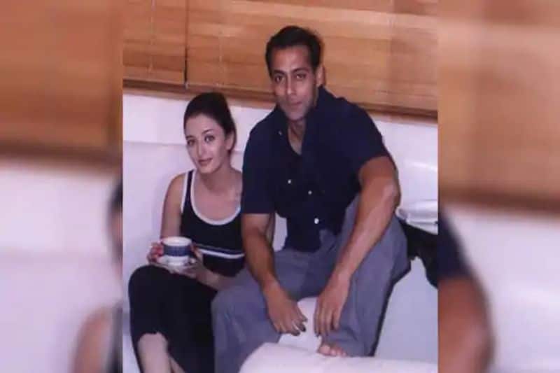 Eyewitnesses in the same building say that Salman threatened to jump off the building if Ash didn't open the door. Salman banged her door till his hand started bleeding causing Aishwarya to relent and let him in.