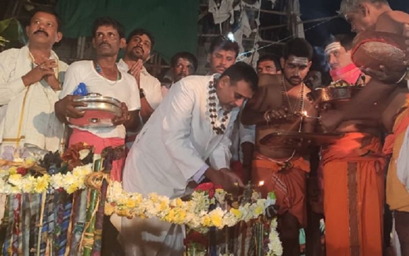ಹನೂರು ಕ್ಷೇತ್ರ ವ್ಯಾಪ್ತಿಯಲ್ಲಿ ಐದು ದಿನಗಳ ಕಾಲ ಜರುಗುವ ಚಿಕ್ಕಲ್ಲೂರು ಜಾತ್ರೆಯ ಮೊದಲ ದಿನ ಚಂದ್ರಮಂಡಲೋತ್ಸವವನ್ನು ಶುಕ್ರವಾರ ರಾತ್ರಿ ಬೊಪ್ಪೇಗೌಡನ ಪುರದ ಧರೆಗೆ ದೊಡ್ಡವರ ಸಂಸ್ಥಾನದ ಚನ್ನರಾಜೇ ಅರಸು ಅವರು ಕರ್ಪೂರದ ಆರತಿ ಬೆಳಗಿ ಚಂದ್ರಮಂಡಲೋತ್ಸವಕ್ಕೆ ಚಾಲನೆ ನೀಡಿದ್ದಾರೆ.