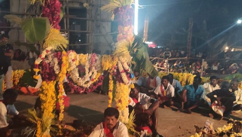 ಭಕ್ತ ಸಮೂಹ ಚಂದ್ರಮಂಡಲಕ್ಕೆ ಹಣ್ಣು ಜವನ, ಹೂವು, ಕಾಸು ಸೇರಿದಂತೆ ಧವಸ ಧಾನ್ಯಗಳಾದ ಎಳ್ಳು, ರಾಗಿ, ಭತ್ತ, ಜೋಳ ಹಾಗೂ ಆಹಾರ ಪದಾರ್ಥ ಕಾಳುಗಳನ್ನು ಜ್ಯೋತಿಯಂತೆ ಬೆಳಗುವ ಚಂದ್ರಮಂಡಲಕ್ಕೆ ಎಸೆದು ತಮ್ಮ ಹರಕೆಯನ್ನು ತೀರಿಸಿದರು.