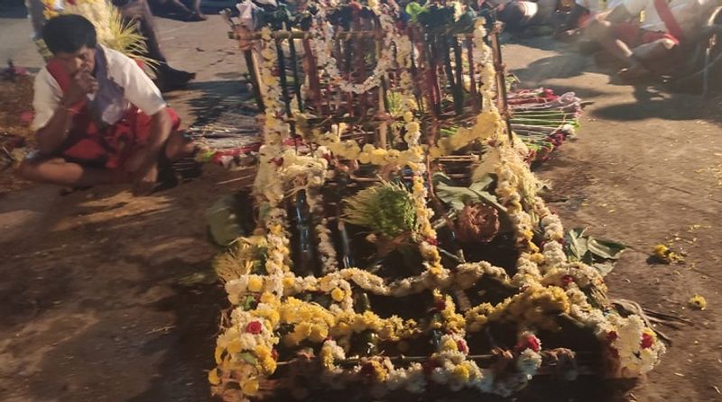 ವಿವಿಧ ತರದ ಹೂಗಳಿಂದ ಪೂಜಾ ಸ್ಥಳ ಅಲಂಕರಿಸಿರುವುದು.