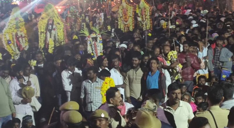 ಬೊಪ್ಪೇಗೌಡನ ಪುರದ ಧರೆಗೆ ದೊಡ್ಡವರ ಸಂಸ್ಥಾನ ಮಠದ ಐದು ದಿನಗಳ ಚಿಕ್ಕಲ್ಲೂರು ಜಾತ್ರೆಗೆ ಚಾಲನೆ ದೊರೆತಿದ್ದು, ಗ್ರಾಮಕ್ಕೆ ಆಗಮಿಸುತ್ತಿರುವ ಭಕ್ತರ ಸಂಖ್ಯೆ ಹೆಚ್ಚಾಗುತ್ತಿದೆ.