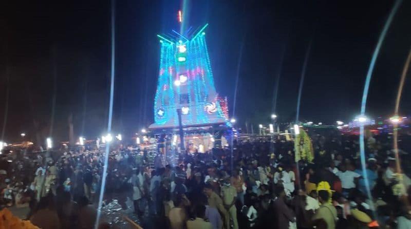 ಚಿಕ್ಕಲ್ಲೂರು ಜಾತ್ರೆಯಲ್ಲಿ ಯಾವುದೇ ಅಹಿತಕರ ಘಟನೆಗಳು ನಡೆಯದಂತೆ ಮುಂಜಾಗ್ರತ ಕ್ರಮವಾಗಿ ಪೊಲೀಸ್ ಇಲಾಖೆ ಬಿಗಿ ಪಹರೆ ಏರ್ಪಡಿಸಿದೆ.