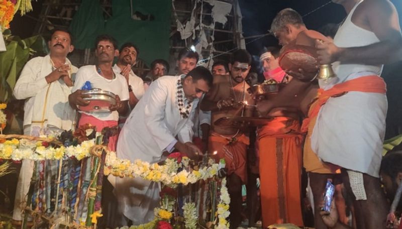 ಶುಕ್ರವಾರ ಸಂಜೆ 6 ಗಂಟೆ ಸಮಯದಲ್ಲಿ ಎಲ್ಲ ಸಾಮಗ್ರಿಗಳನ್ನು ಒಂದುಗೂಡಿಸಿ ಚಂದ್ರಮಂಡಲ ಸಿದ್ದಪಡಿಸುವ ಮುನ್ನ ತಂಡದ ಸದಸ್ಯರು ಮಂಟೇಸ್ವಾಮಿ, ಸಿದ್ದಪ್ಪಾಜಿಯನ್ನು ನೆನೆದು ಚಂದ್ರಮಂಡಲವನ್ನು ಸಿದ್ದಪಡಿಸಿದ್ದರು.