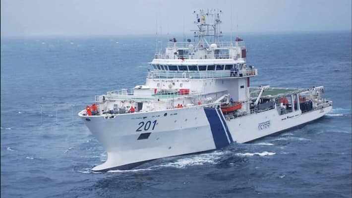 Near the Gujarat coast, a Pakistani boat carrying drugs worth Rs 200 crore was seized. Near the Gujarat coast, a Pakistani boat carrying drugs worth Rs 200 crore was seized.