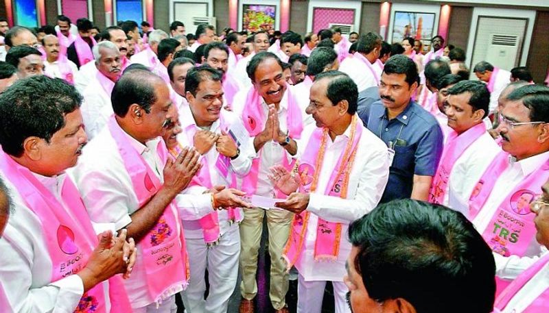 ఎన్నికల షెడ్యూల్ విడుదలయ్యేనాటికి నియోజకవర్గంలోని తమకు కేటాయించిన మండలాలు, గ్రామాల్లో ప్రచారాన్ని పూర్తి చేయాలని టీఆర్ఎస్ నిర్ణయం తీసుకొంది.