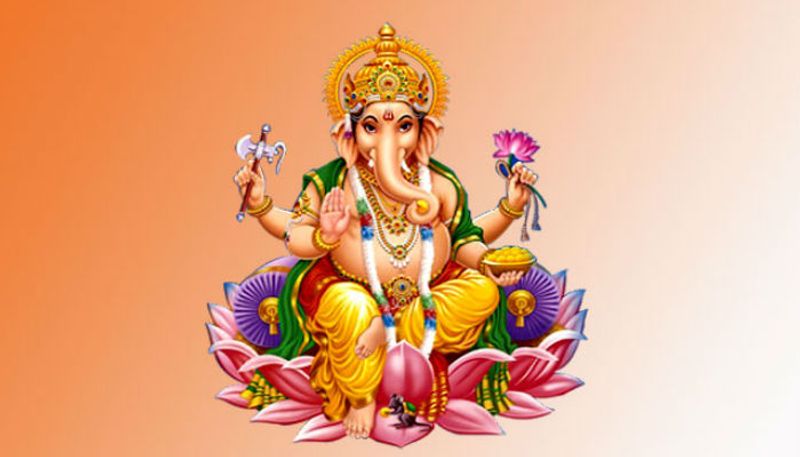 কোনও বাড়ির গৃহপ্রবেশ বা কোনও মাঙ্গলিক কাজে আপনা অনেক সময় গণেশের বা শ্রীকৃষ্ণের মূর্তি বা ছবি উপহার হিসেবে দিয়ে থাকি।