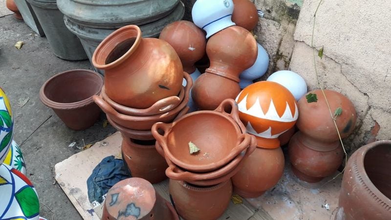 ಮಣ್ಣಿನ ಮಡಿಕೆ ಬಳಸುವುದು ಹೇಗೆ?
ಮೊದಲು ಮಣ್ಣಿನ ಮಡಿಕೆ ತಂದ ನಂತರ ಸಾಸಿವೆ ಎಣ್ಣೆ, ಸಂಸ್ಕರಿಸಿದ ಇತ್ಯಾದಿ ಖಾದ್ಯ ತೈಲವನ್ನು ಹಚ್ಚಿ ಮಡಕೆಯಲ್ಲಿ ಮುಕ್ಕಾಲು ಭಾಗದಂತೆ ನೀರನ್ನು ತುಂಬಿಸಿ ನಂತರ ಕಡಿಮೆ ಉರಿಯಲ್ಲಿ ಮುಚ್ಚಿ. 